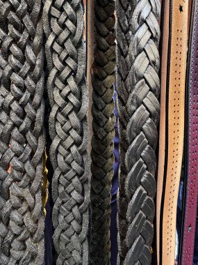 Örülmüş deri kemerler, karmaşık desenleri ve desenleri moda aksesuarları olarak sunar.