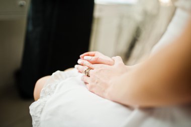 Beyaz elbiseli genç gelinin yüzüklü nazik el