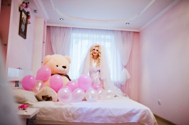 Genç seksi sarışın gelin eğleniyor pembe odası