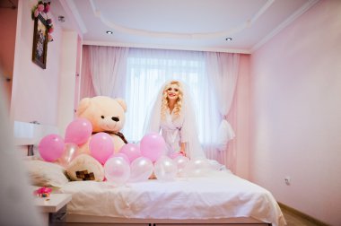 Genç seksi sarışın gelin eğleniyor pembe odası