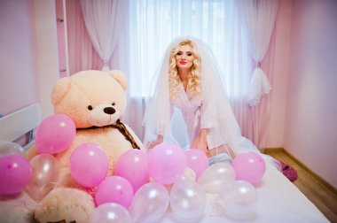 Genç seksi sarışın gelin eğleniyor pembe odası