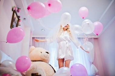 Genç seksi sarışın gelin eğleniyor pembe odası