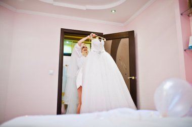 Genç güzel sarışın gelin düğün elbisesini arıyorsunuz