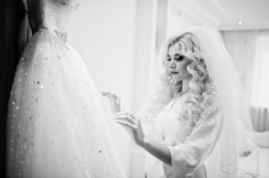 Genç güzel sarışın gelin düğün elbisesini arıyorsunuz