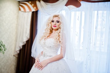 Güzel sarışın gelin odasında poz