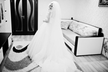 Güzel sarışın gelin odasında poz