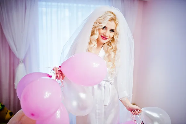 Giovane sposa bionda sexy divertirsi nella sua stanza rosa — Foto Stock