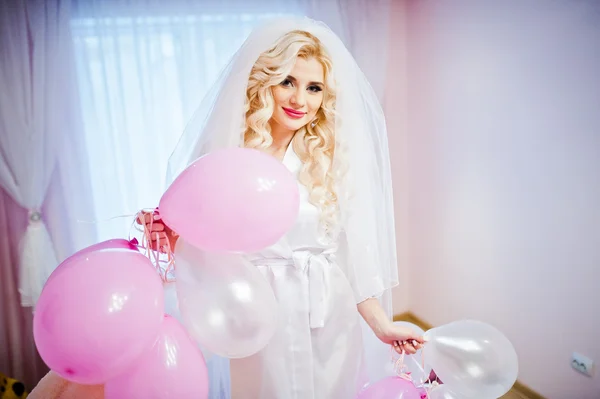 Junge sexy blonde Braut hat Spaß an ihrem rosa Zimmer — Stockfoto