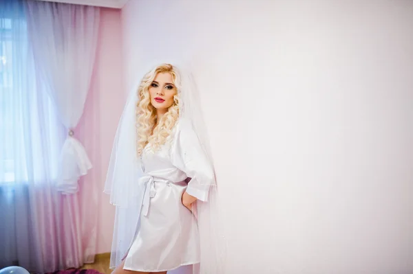 年轻漂亮的金发新娘穿着浴袍，在她的房间 — 图库照片