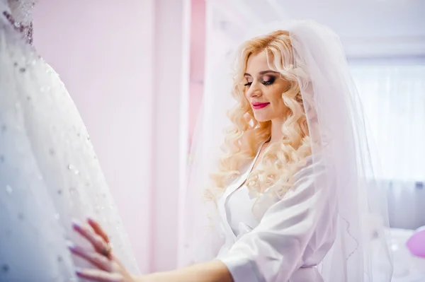 彼女のウェディング ドレスを見て若い美しい金髪の花嫁 — ストック写真