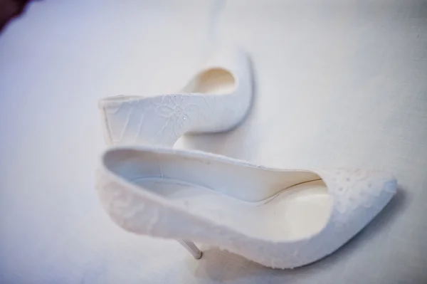 Zapatos blancos de tela de lujo de novia — Foto de Stock