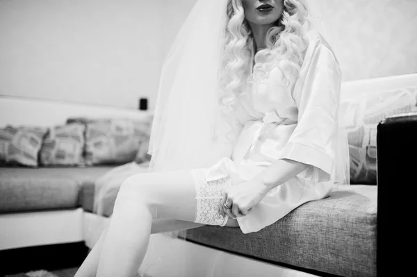 Giovane bella bionda sposa vestito calze — Foto Stock