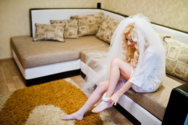Молодая красивая блондинка невеста платье чулки — стоковое фото