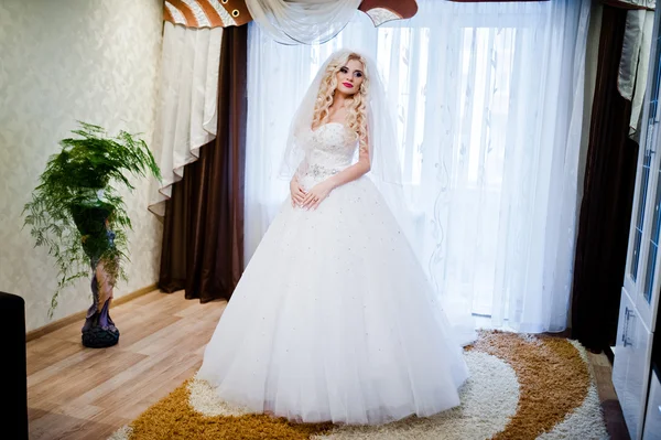 Красивая блондинка невеста позирует в комнате — стоковое фото