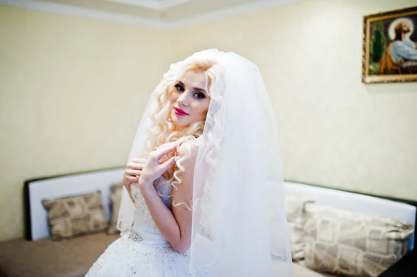 Hübsche blonde Braut posiert auf dem Zimmer — Stockfoto