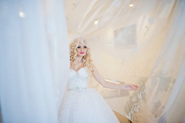 カーテンのポーズ中の金髪の花嫁 — ストック写真