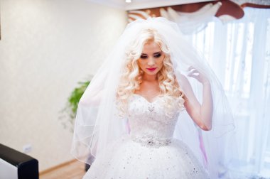 Seksi sarışın gelin odasına hazırlama