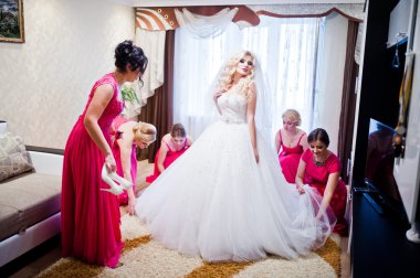 Ro eğleniyor dört sihirli nedime ile güzel sarışın gelin