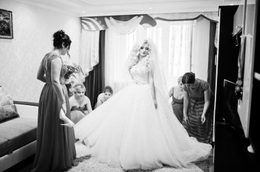 Ro eğleniyor dört sihirli nedime ile güzel sarışın gelin