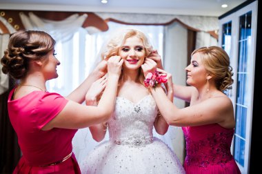 Küpe gelin pembe elbise, iki nedime giymek