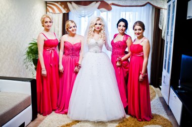 Güzel sarışın gelin odasında poz dört sihirli nedime ile