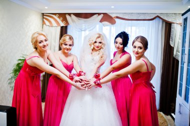 Güzel sarışın gelin odasında poz dört sihirli nedime ile