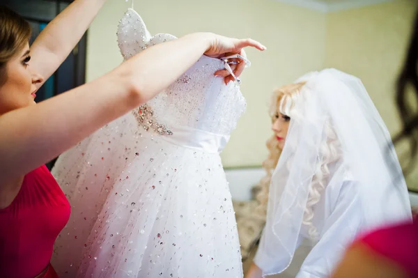 Vestido de dama de honor vestido de novia en novia — Foto de Stock