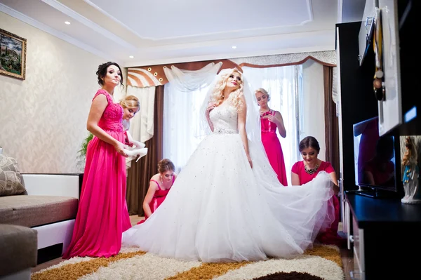 Pretty blonde bride with four magic bridesmaids having fun at ro — Stock Photo, Image