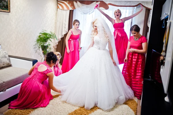 Pretty blonde bride with four magic bridesmaids having fun at ro — Stock Photo, Image