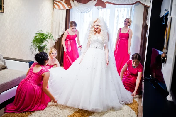 Hübsche blonde Braut mit vier magischen Brautjungfern, die Spaß bei ro haben — Stockfoto