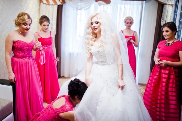 Noiva loira bonita com quatro damas de honra mágicas se divertindo no ro — Fotografia de Stock