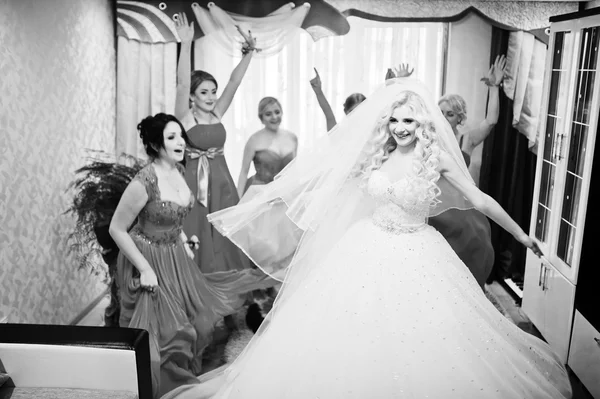 Ro eğleniyor dört sihirli nedime ile güzel sarışın gelin