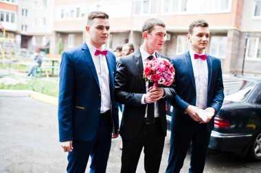 Sağdıç arka plan düğün arabaların ile damat