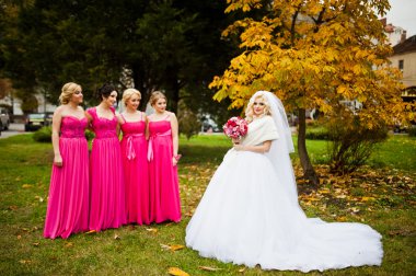 Dört nedime gelin ile eğleniyor 