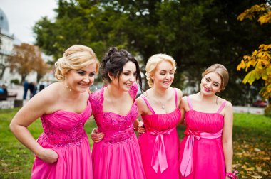 Pembe şık nedime elbise arka plan sarı ağaçlar