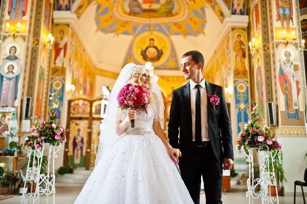 Pareja de boda con estilo en la iglesia — Foto de Stock