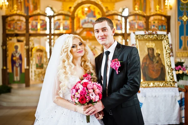 Pareja de boda con estilo en la iglesia — Foto de Stock