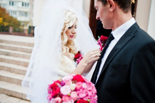 Bruid dragen corsages voor bruidegom — Stockfoto