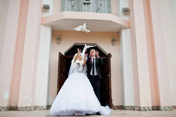 Para ślub z dwa białe gołębie — Zdjęcie stockowe