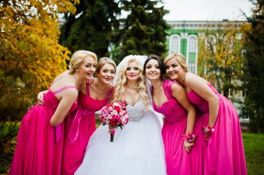 Dört nedime gelin ile eğleniyor 