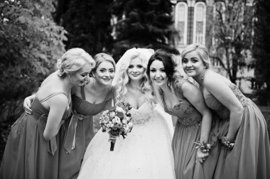 Dört nedime gelin ile eğleniyor 