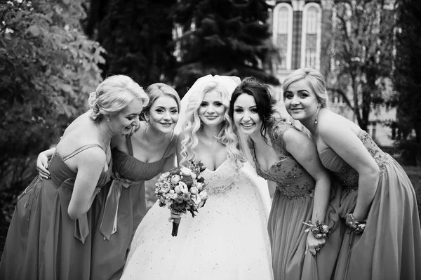 Dört nedime gelin ile eğleniyor 