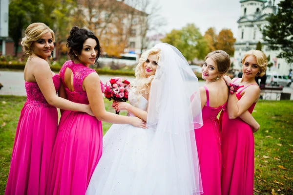 Vier bruidsmeisjes plezier met bruid — Stockfoto