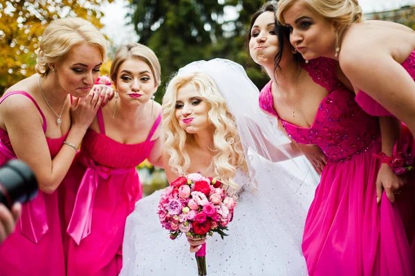 Vier Brautjungfern haben Spaß mit der Braut — Stockfoto