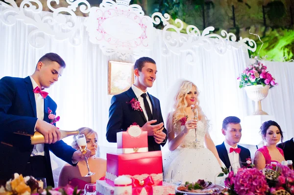 Couple de mariage avec des amis à la table de mariage — Photo