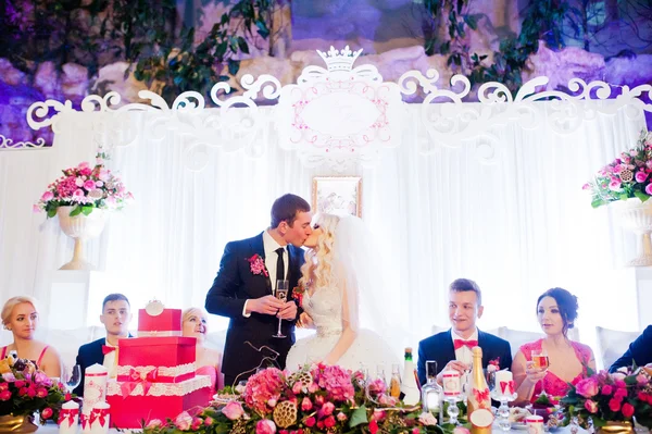 Całuje para ślub na weselne w restauracji — Zdjęcie stockowe