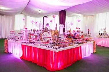 Yiyecek ve içecek ile çeşitli pembe li muhteşem düğün