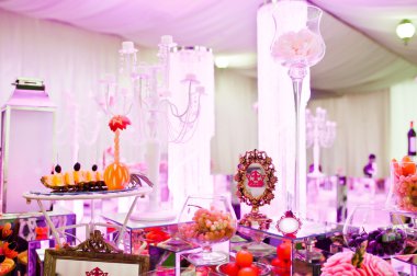Yiyecek ve içecek ile çeşitli pembe li muhteşem düğün