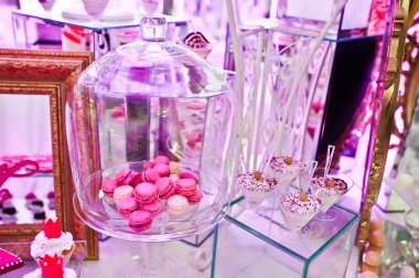 Yiyecek ve içecek ile çeşitli pembe li muhteşem düğün