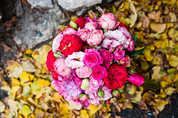 Svatební kytice z růží a Pivoňka david austin na žluté listy — Stock fotografie